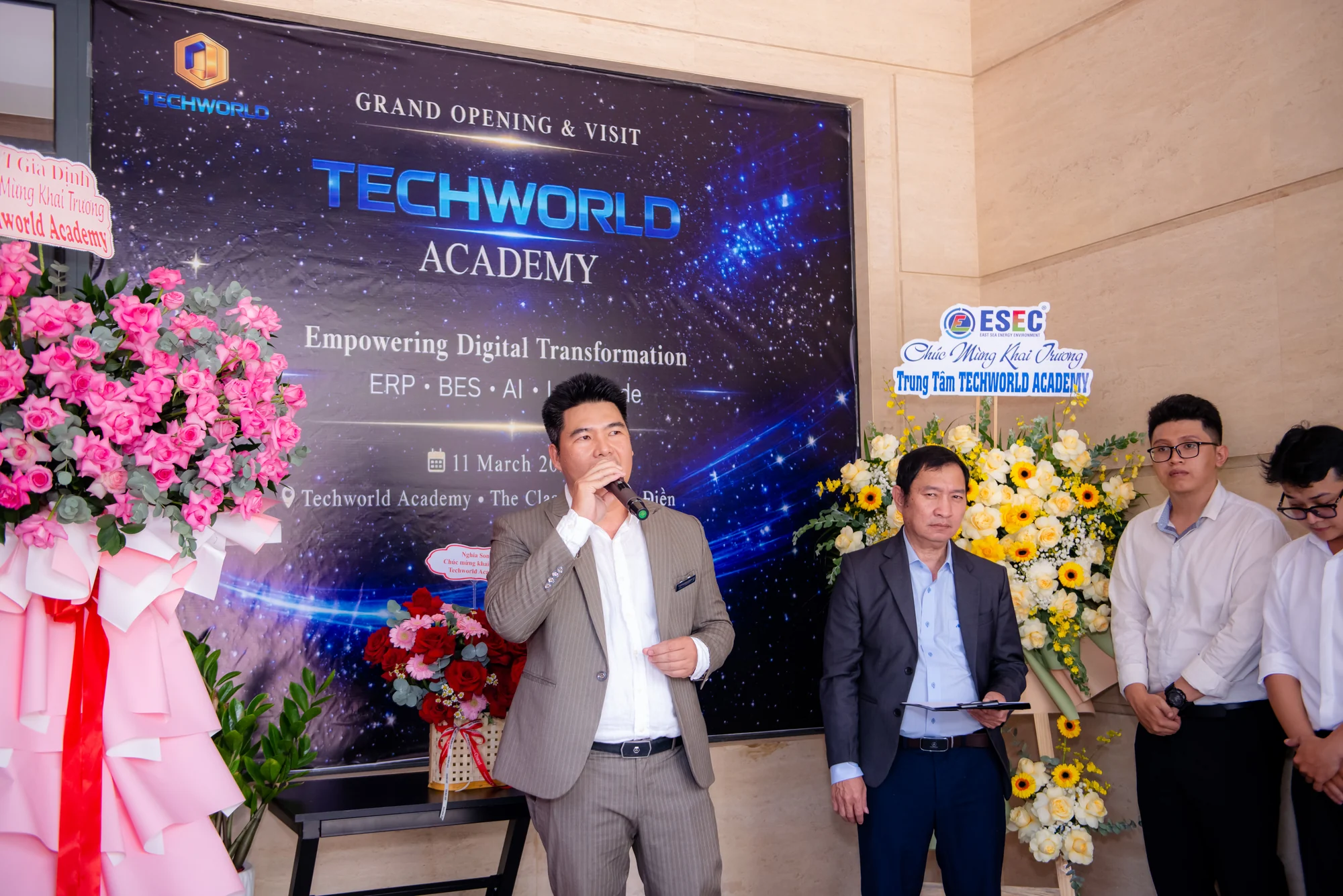 Sơ đồ trong tài liệu mô tả nền tảng vận hành doanh nghiệp và các hệ thống, quy trình có thể kết nối.